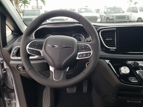 New 2026 Chrysler Pacifica Select image 13