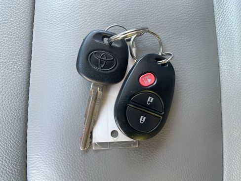 Used 2020 Toyota Sienna L FWD image 25