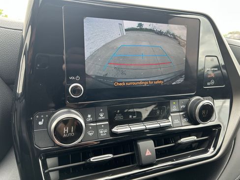 Used 2023 Toyota Highlander XLE AWD/4WD image 32