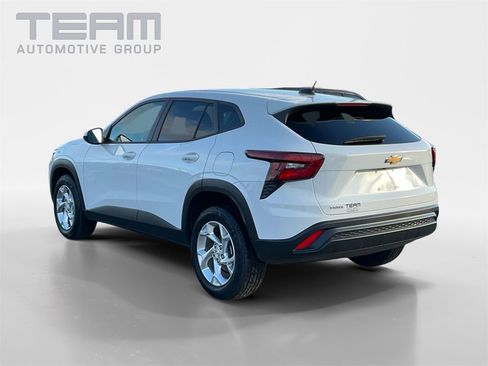 Used 2024 Chevrolet Trax LS w/ LS Convenience Package image 5