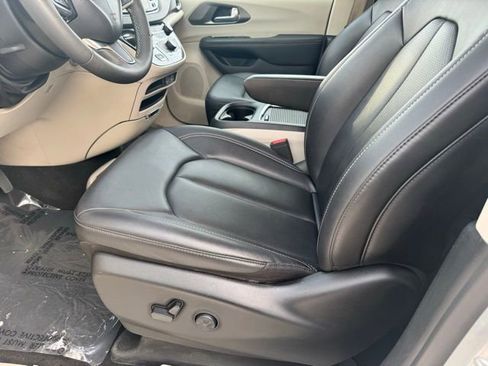 Used 2024 Chrysler Pacifica Touring-L image 5