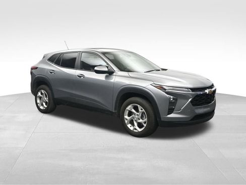 Used 2025 Chevrolet Trax LS w/ LS Convenience Package FWD image 7