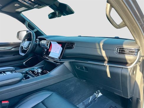 Used 2023 Jeep Wagoneer 4WD image 31