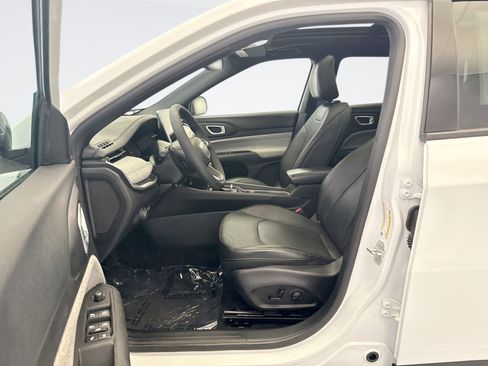 Used 2023 Jeep Compass Latitude w/ Sun and Sound Group AWD/4WD image 10