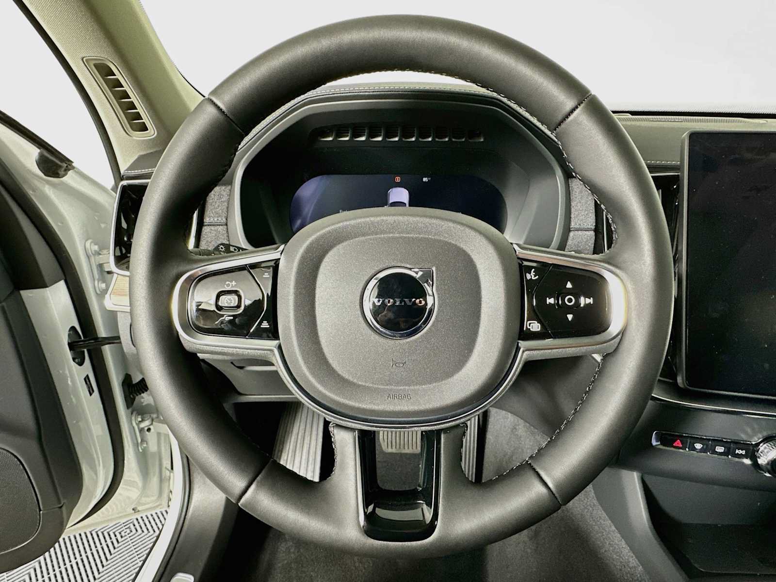 New 2026 Volvo XC90 T8 Plus w/ Protection Package Premier AWD/4WD image 11