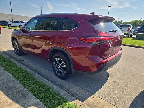 Used 2021 Toyota Highlander XLE AWD/4WD image 4