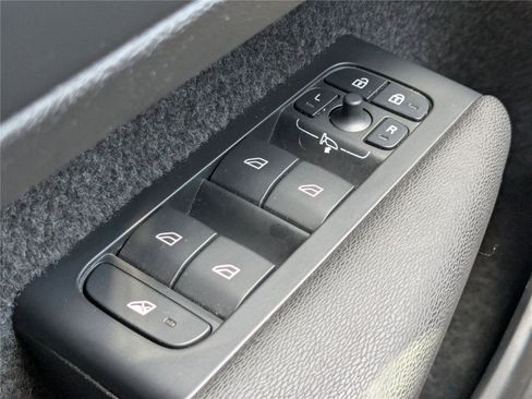 Used 2023 Volvo XC40 B5 Plus image 27