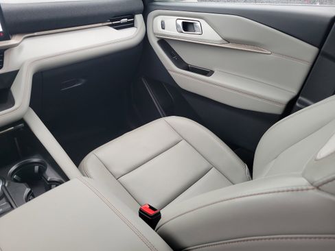 Used 2025 Ford Explorer Active w/ Active Comfort Package image 15