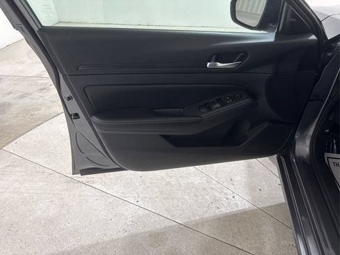 Used 2025 Nissan Altima 2.5 SV FWD image 33