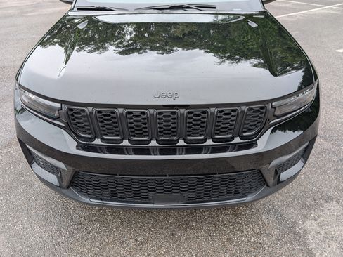 Used 2024 Jeep Grand Cherokee Altitude AWD/4WD image 12