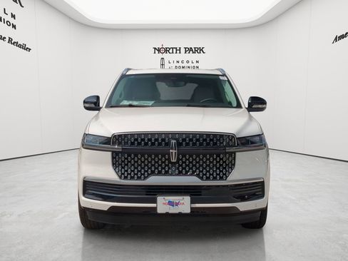 New 2026 Lincoln Navigator L Premier AWD/4WD image 8