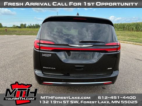 Used 2023 Chrysler Pacifica Touring-L AWD/4WD image 7