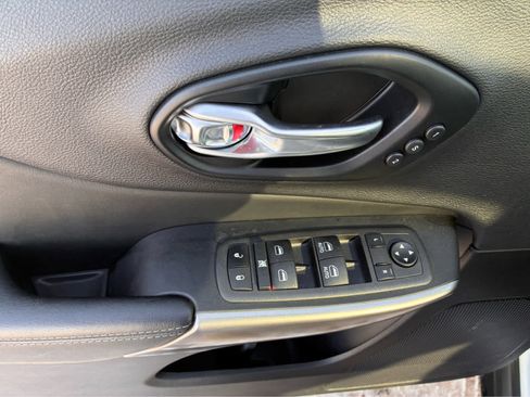 Used 2022 Jeep Cherokee Limited w/ Mopar Interior Package image 19