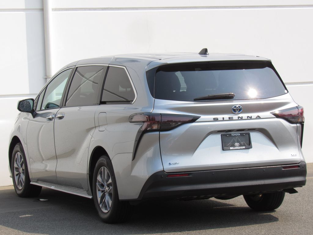 Certified 2025 Toyota Sienna XLE FWD image 5