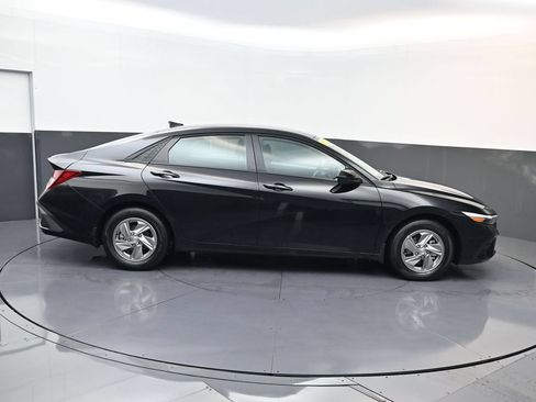 Used 2026 Hyundai Elantra SE FWD image 2