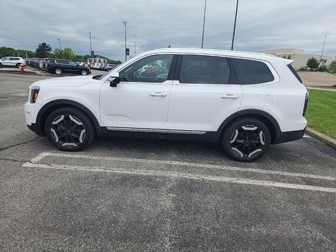 Used 2023 Kia Telluride EX w/ EX Captain's Chair Package AWD/4WD image 8