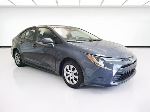Used 2025 Toyota Corolla LE FWD image 3