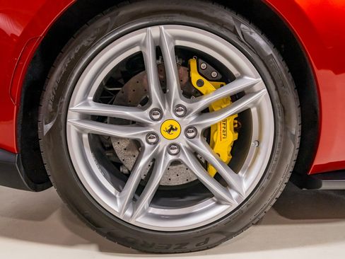 Used 2019 Ferrari 812 Superfast RWD image 15