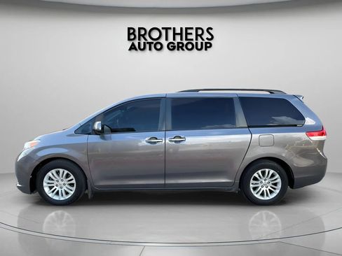 Used 2014 Toyota Sienna XLE image 7