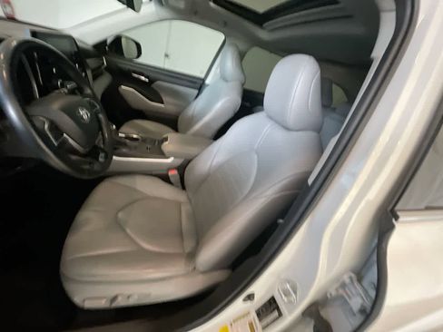 Used 2020 Toyota Highlander XLE image 11