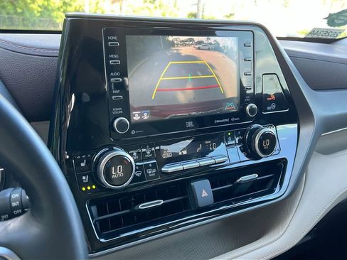 Used 2020 Toyota Highlander Limited FWD image 16