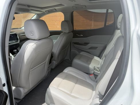 Used 2017 GMC Acadia SLT FWD image 3