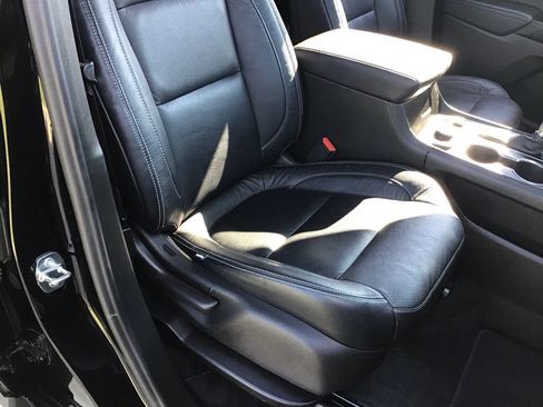 Used 2023 Chevrolet Traverse LT FWD image 14