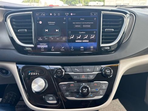 Used 2024 Chrysler Pacifica Touring-L FWD image 33