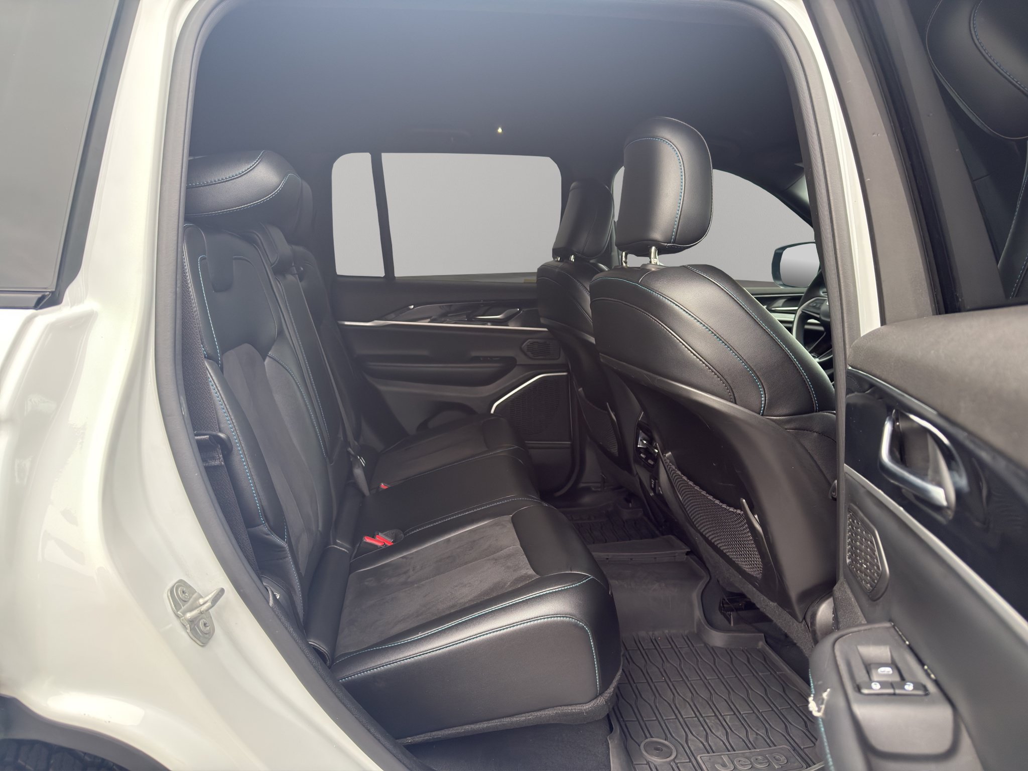 Used 2023 Jeep Grand Cherokee Trailhawk AWD/4WD image 19