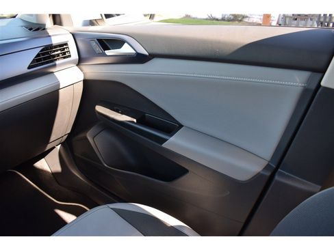 Used 2023 Volkswagen Taos SE w/ Panoramic Sunroof Package image 23