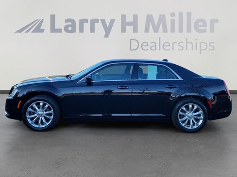 Used 2018 Chrysler 300 Touring image 3