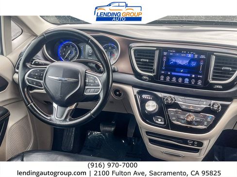 Used 2017 Chrysler Pacifica Touring-L image 12