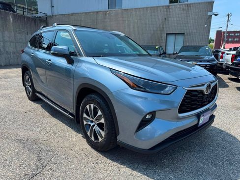 Used 2022 Toyota Highlander XLE AWD/4WD image 9