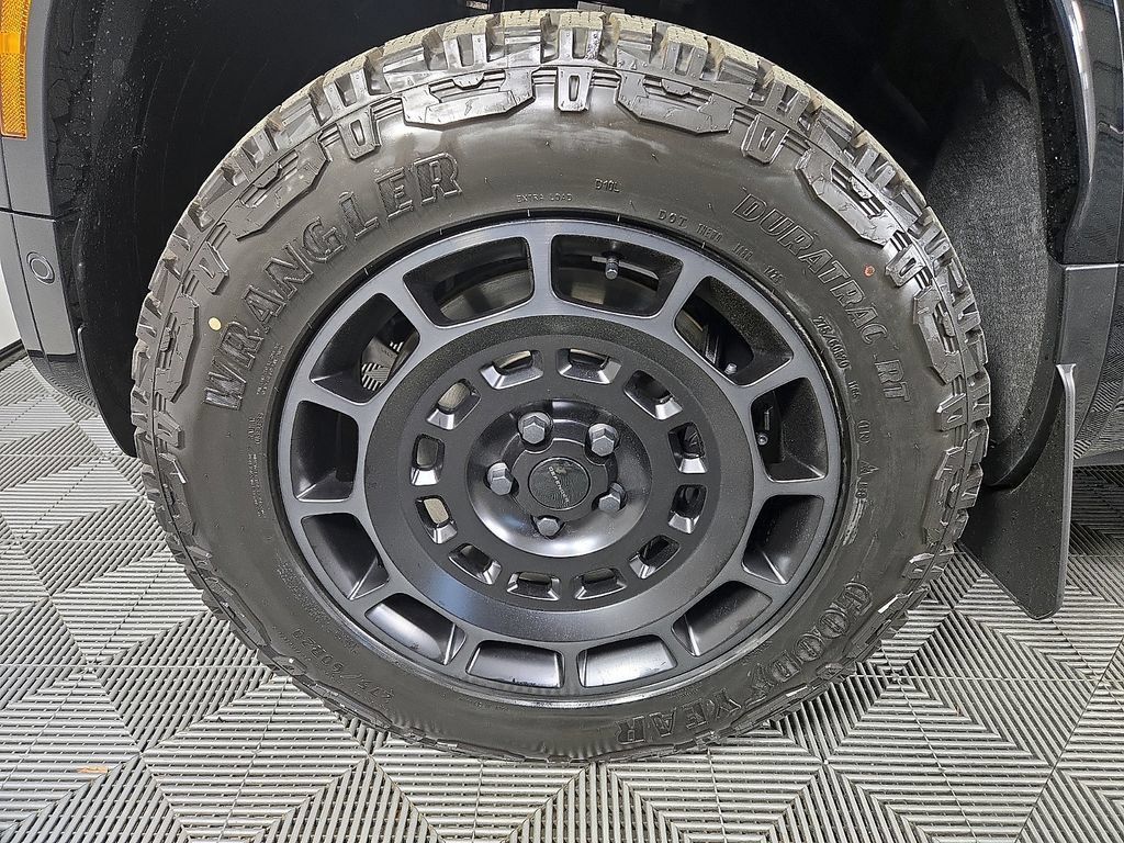 New 2026 Land Rover Defender 110 OCTA AWD/4WD image 9