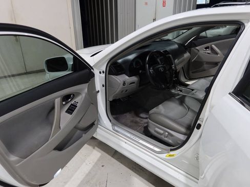 Used 2011 Toyota Camry SE w/ SE Extra-Value Pkg #1 FWD image 17