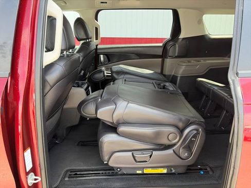 Used 2025 Kia Carnival FWD image 39