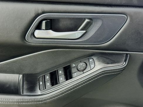 Used 2024 Nissan Rogue SV image 19