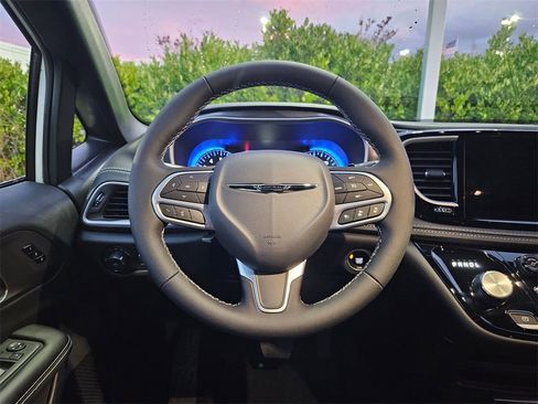 New 2026 Chrysler Pacifica Select image 15