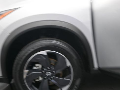 Used 2025 Nissan Rogue SV FWD image 17