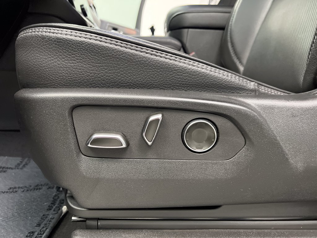 Used 2025 GMC Yukon XL Denali RWD image 13
