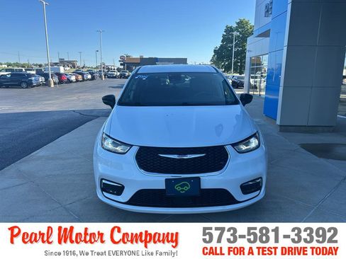 Used 2024 Chrysler Pacifica Touring-L FWD image 2