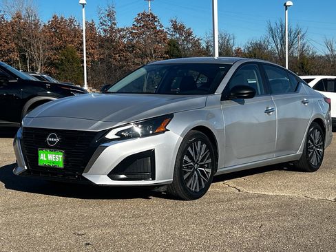 Used 2024 Nissan Altima 2.5 SV image 9