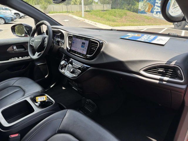 Used 2025 Chrysler Pacifica Select FWD image 17