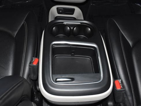 Certified 2024 Chrysler Pacifica Touring-L FWD image 26