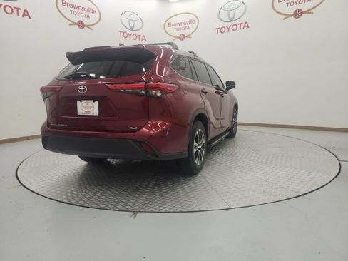 Used 2021 Toyota Highlander XLE FWD image 8