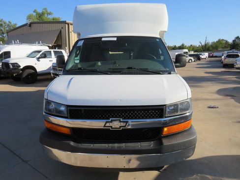 Used 2016 Chevrolet Express 3500 RWD image 2