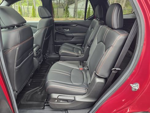 Used 2025 Honda Pilot TrailSport image 11