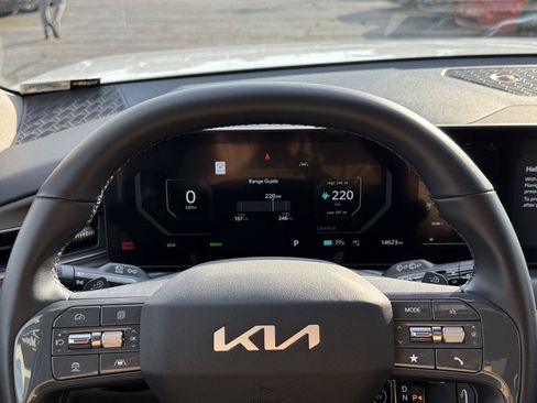 Used 2024 Kia EV9 Wind AWD/4WD image 25