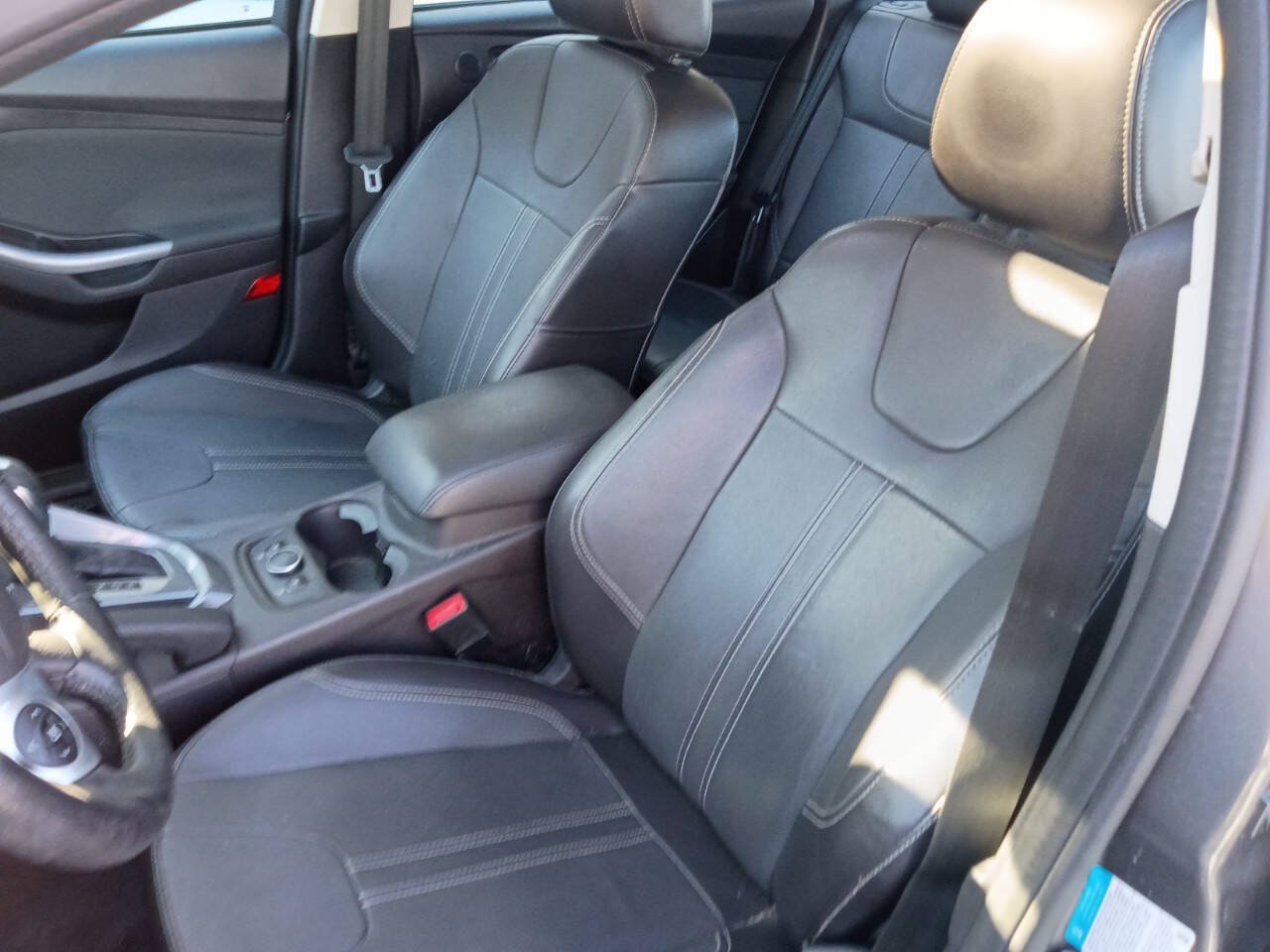 Used 2014 Ford Focus Titanium w/ Luxury Package FWD image 11