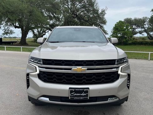 Used 2023 Chevrolet Suburban LS RWD image 2